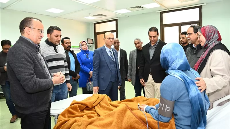 رئيس جامعة أسيوط يطمئن على الطالبات المصابات في حادث انقلاب سيارة