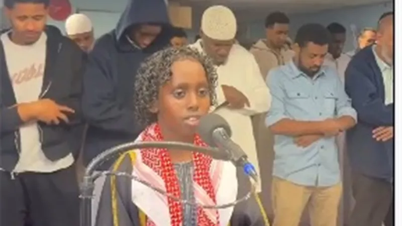بصوت مبهر وخشوع لافت.. طفل صومالي يؤم المصلين في أمريكا