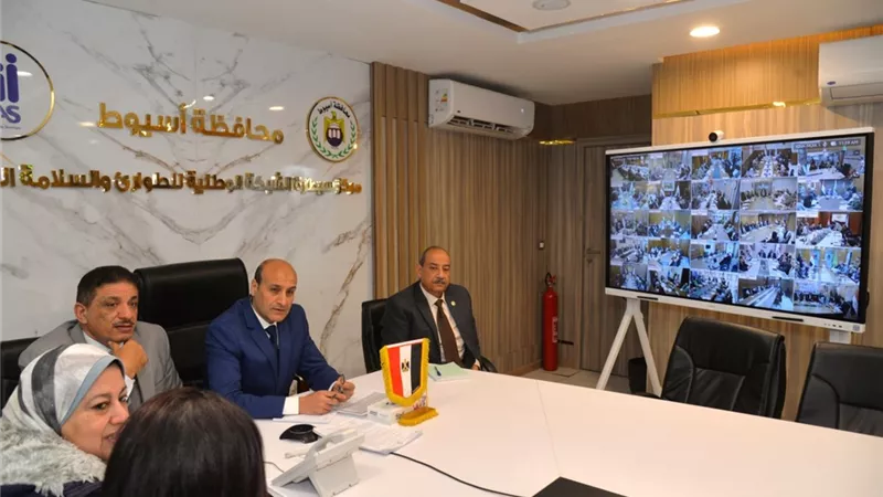 محافظ أسيوط يشارك في اجتماع متابعة استرداد أراضي الدولة
