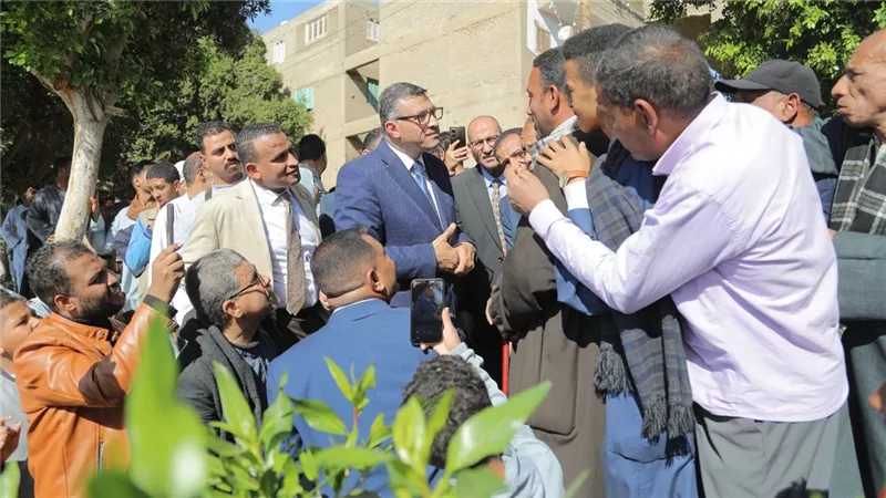 محافظ قنا يتفقد قرية البارود ويستمع لمطالب الأهالي في لقاء مفتوح