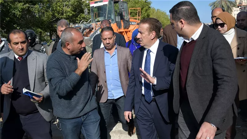 محافظ بورسعيد يتفقد أعمال رفع تجمعات الرتش بحي الزهور
