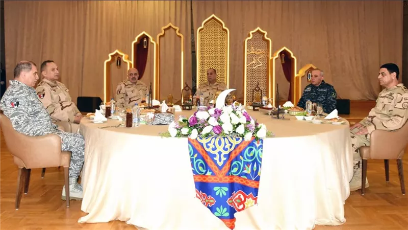 وزير الدفاع  يلتقى مقاتلى البحرية والمنطقة الشمالية العسكرية ويشاركهم الإفطار