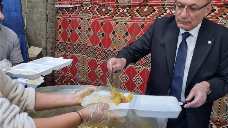 السفير التركي بمصر يشارك 200 متطوع في تجهيز وجبات إفطار بالدقي