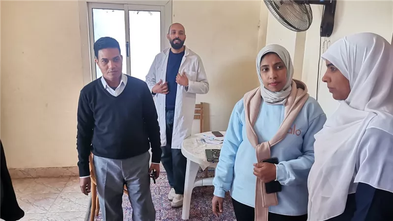 وكيل صحة الأقصر يتابع أعمال القافلة الطبية بمركز شباب الزهراء بالطود