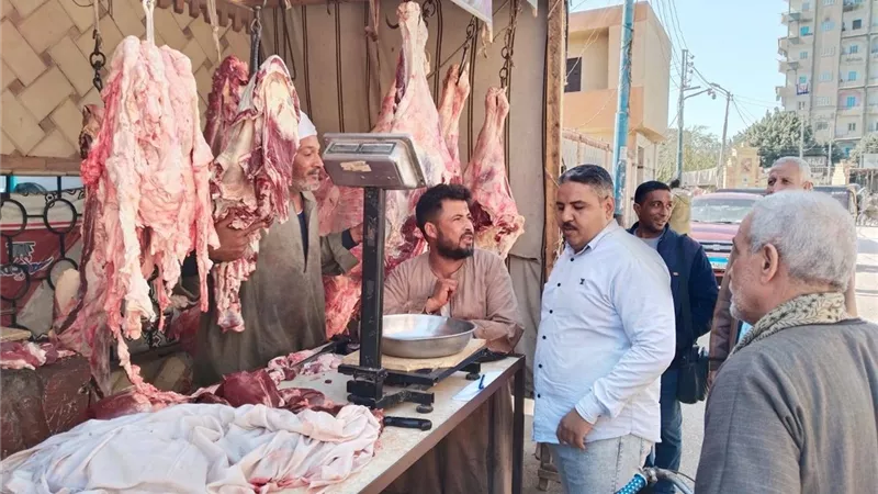أسيوط: استمرار طرح السلع الأساسية بأسعار مدعمة لتخفيف الأعباء عن المواطنين