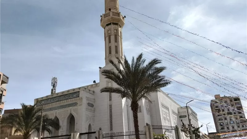 مسجد الغريب بالسويس.. سيرة بطل وملتقى روحي يجسد ذاكرة المدينة الباسلة 