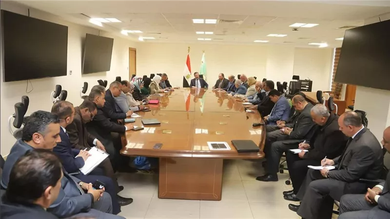 وزير الزراعة يبحث تطوير الثروة الحيوانية والداجنة مع قيادات الطب البيطري