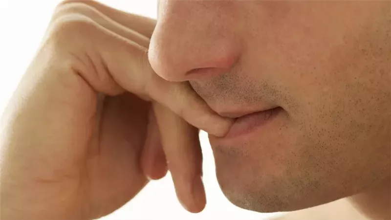 قضم الأظافر.. طبيب أسنان يحذر من مخاطر على الأسنان واللثة