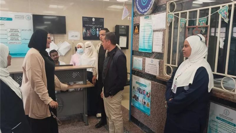 استجابة لشكاوي المواطنين محافظ أسوان يحيل عددا من الموظفين بمركز دراو للتحقيق 