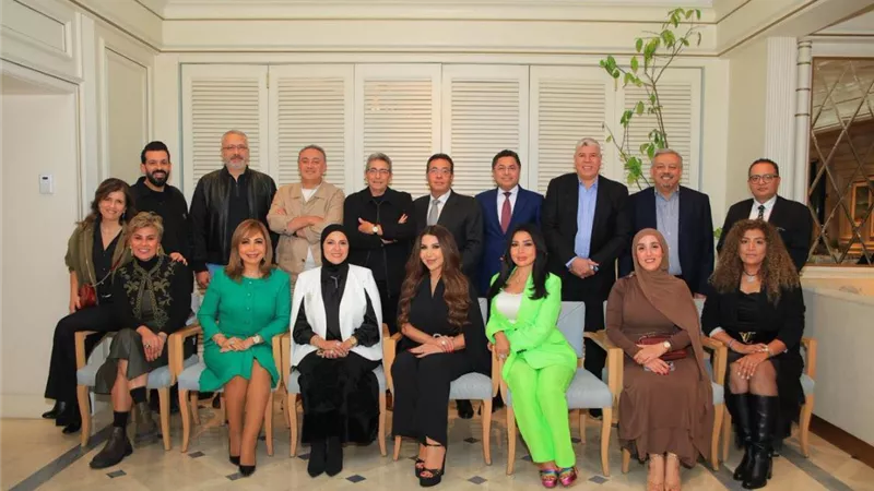 عمرو الكحكي ينشر صورة تجمعه ببعض المذيعين: «أجمد فريق في مصر»