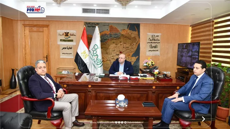 محافظ الفيوم يناقش استراتيجية التأهيل والمسارات الوظيفية لقيادات المحليات