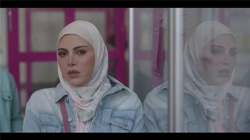 «الشعر الأسود ليس أجمل من البني».. ريهام حجاج تحث على تقدير الفن بمختلف أنواعه