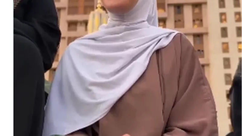 لحظات إنسانية في الحرم المكي.. مصرية تعلم أجنبية الدعاء خلال عمرة رمضان