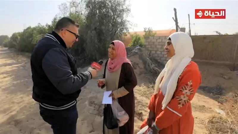 عمرو الليثي يجبر بخاطر سيدتين تعملان في المزارع ويهدي كل منهما 5 آلاف جنيه