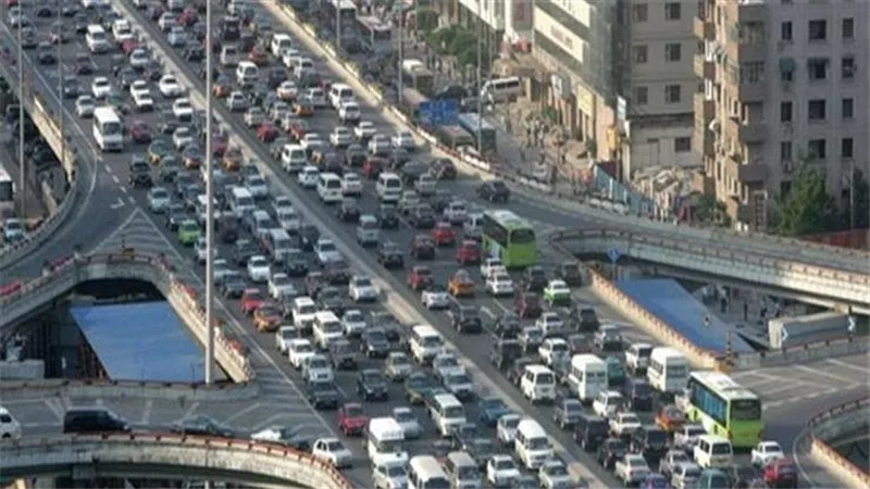 إصلاحات بالفواصل..كشف حقيقة فيديو تكدسات مرورية بكوبرى أكتوبر 