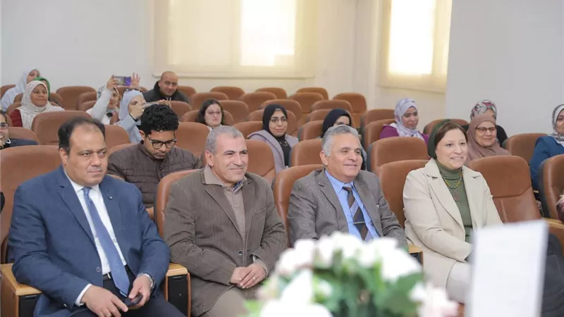 رئيس جامعة السويس يشهد مناقشة رسالة دكتوراه عن دور الحرب النفسية 