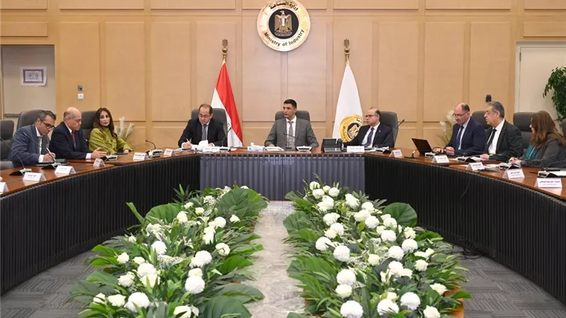وزراء الصناعة والاستثمار والمالية يبحثون آليات  تعميق وتوطين صناعة السيارات