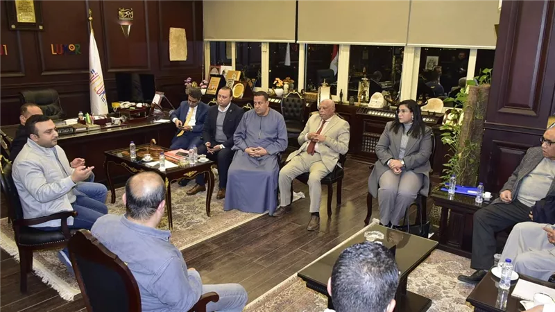 محافظ الأقصر يعقد لقاءً مع نواب البرلمان لبحث آليات التعاون فى ملف الصحة