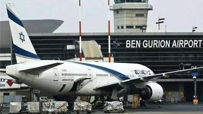 بالفيديو.. لحظة إجلاء ركاب من مطار بن جوريون بعد سقوط شظايا في محيطه