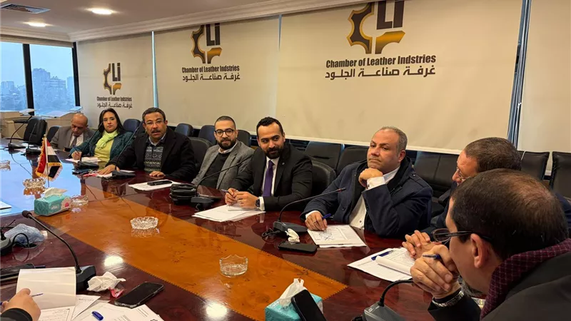 صناعة الجلود ترفع مطالبها لوزير الصناعة لدعم الإنتاج وزيادة التنافسية