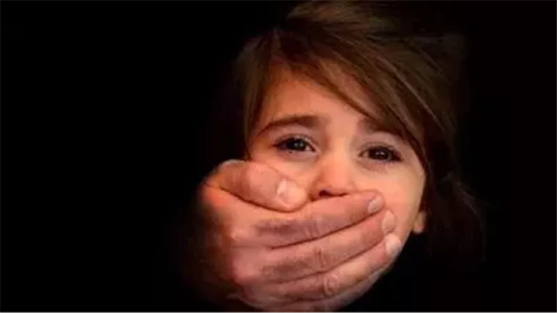 محاكمة المتهمين بخطف طفلة معاقة وطلب فدية من والدها