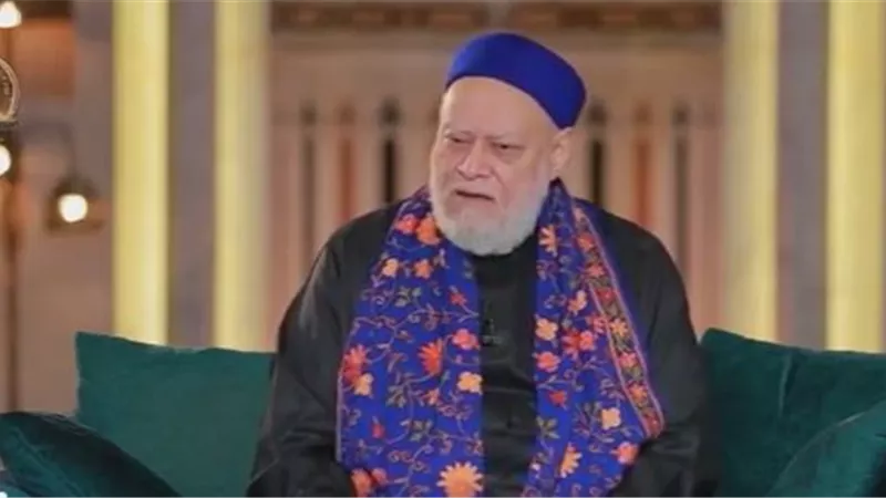 لماذا تصلي المرأة خلف الرجل رغم أنها بجانبه في العمل؟.. علي جمعة يوضح