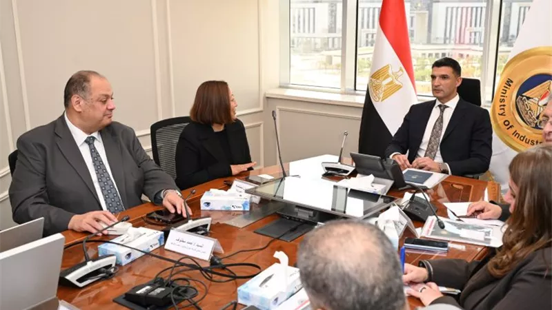  100 ألف وحدة سنويًا.. وزير الصناعة يبحث خطط توسع جنرال موتورز بمصر