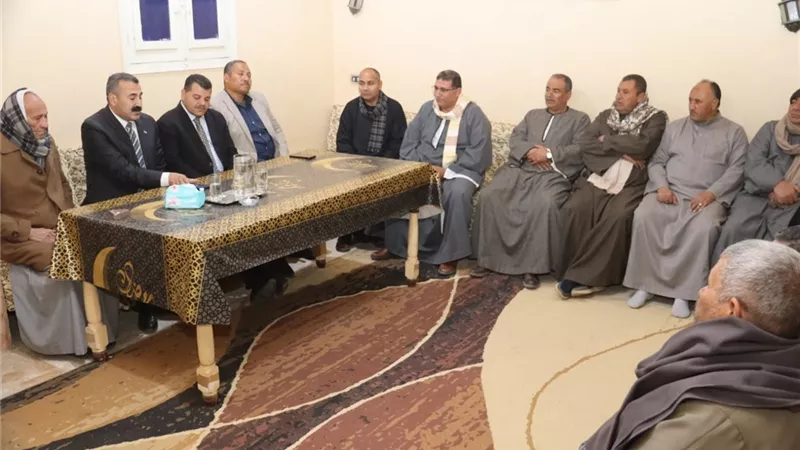 مائدة حوار تجمع رئيس مدينة بنى سويف باهالى سنور لبحث المطالب والمشكلات 