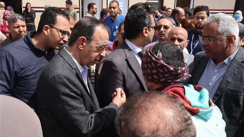 خلال جولة مفاجئة بمستشفى المراغة.. محافظ سوهاج يوجه بإجراء عملية جراحية لمواطن
