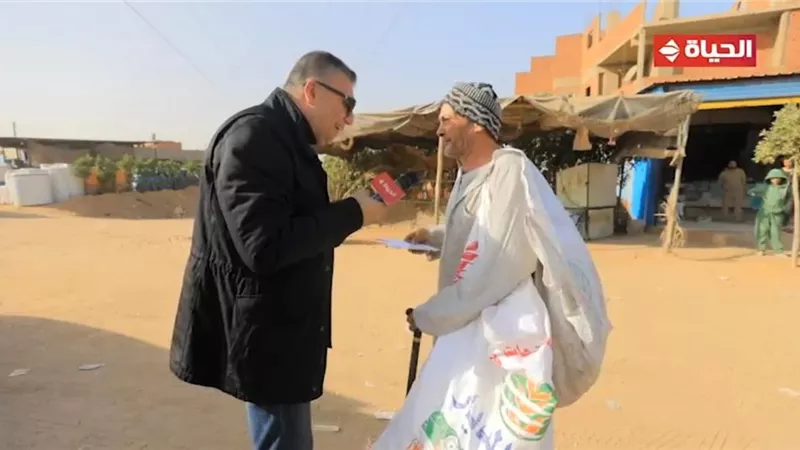 بكي من جحود أبناءه والليثي يجبر بخاطره ويهديه جائزة مالية