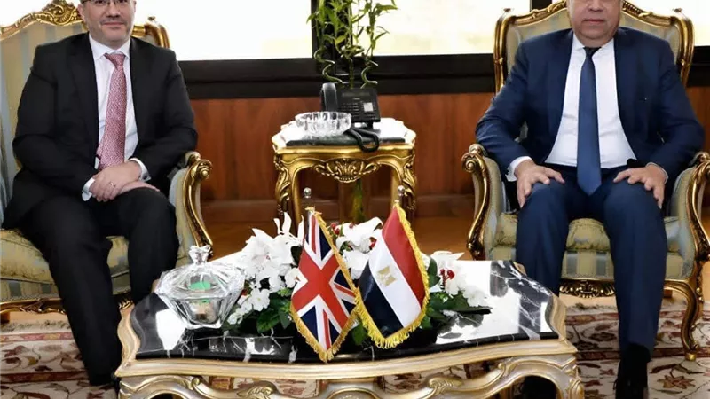 وزير الطيران المدني يستقبل السفير البريطاني بالقاهرة لتعزيز التعاون المشترك