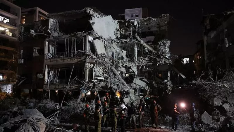 هآرتس: أضرار كبيرة في عدة مبان وسط إسرائيل جراء الصواريخ الإيرانية الأخيرة