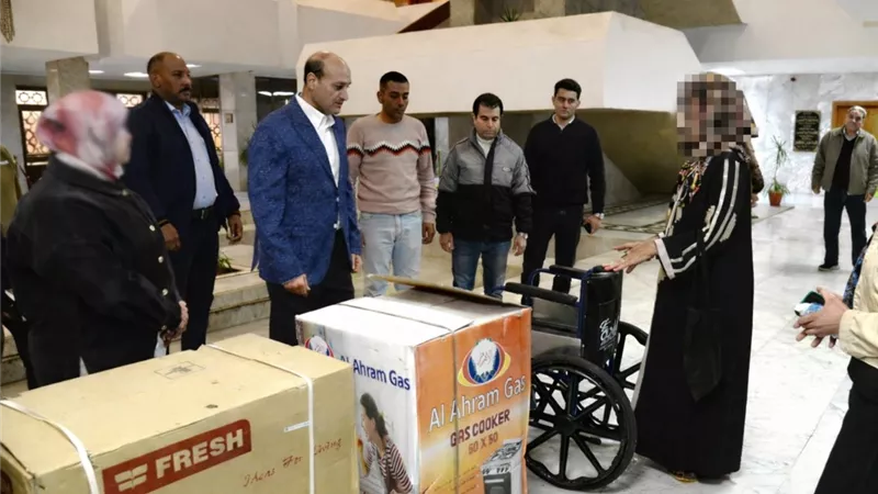 في لفتة إنسانية.. محافظ أسيوط يسلم جهاز عروسة لفتاة وكرسيا متحركا لشقيقها