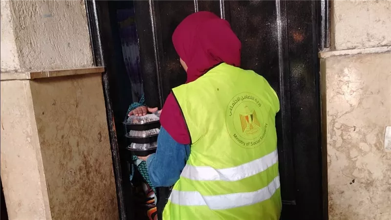  توزيع ما يزيد على 15 ألف وجبة علي أهالي مناطق مشروعات السكن بديل العشوائيات