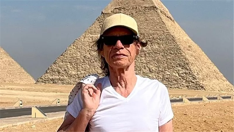 النجم العالمي ميك جاجر يزور الاهرامات والمعالم التاريخية في مصر 