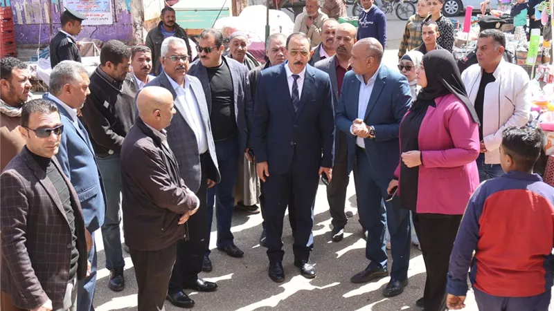 محافظ سوهاج يتفقد أعمال الرصف بمحيط مستشفى سوهاج العام ويشدد على رفع الإشغالات