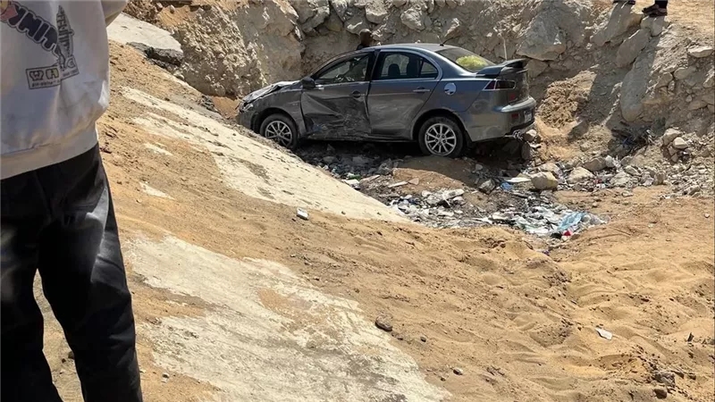 بسبب اختلال عجلة القيادة.. انحراف سيارة ووقوعها داخل منطقة جبلية في المقطم