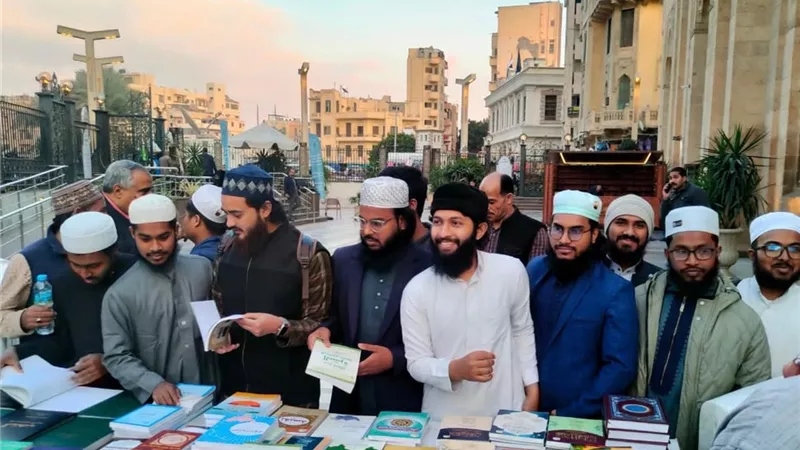 إقبال متزايد على معرض المجلس الأعلى للشئون الإسلامية بمسجد السيدة زينب