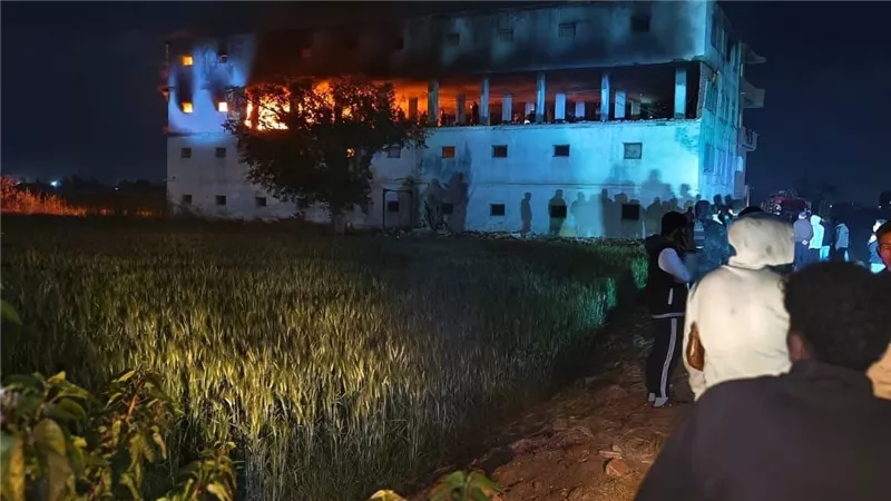 والد أحد ضحايا حريق مزرعة الدواجن بالدقهلية: الجدار وقع على رجل ابنى بترها
