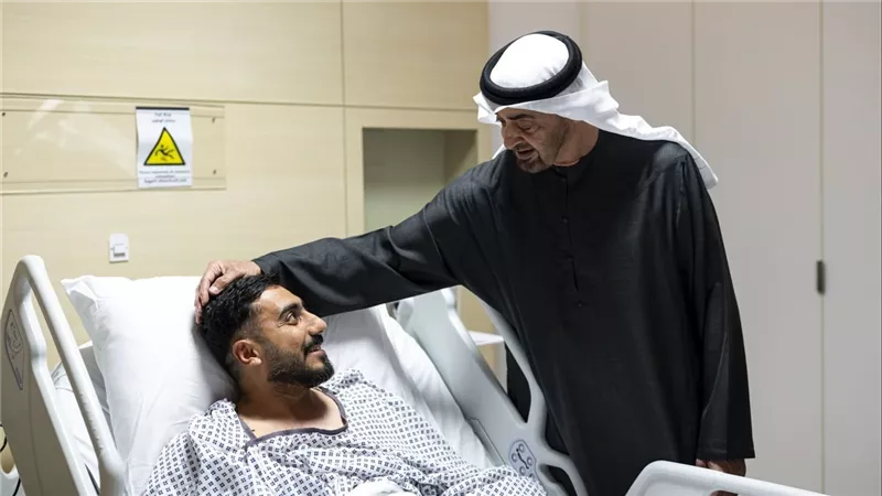 صور.. رئيس الإمارات يجري زيارة للمصابين جراء الهجمات الإيرانية