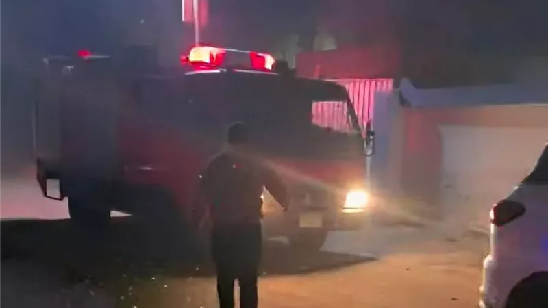 حريق هائل يلتهم مخزن أخشاب ويمتد إلى منزلين بقرية ميانة في المنيا