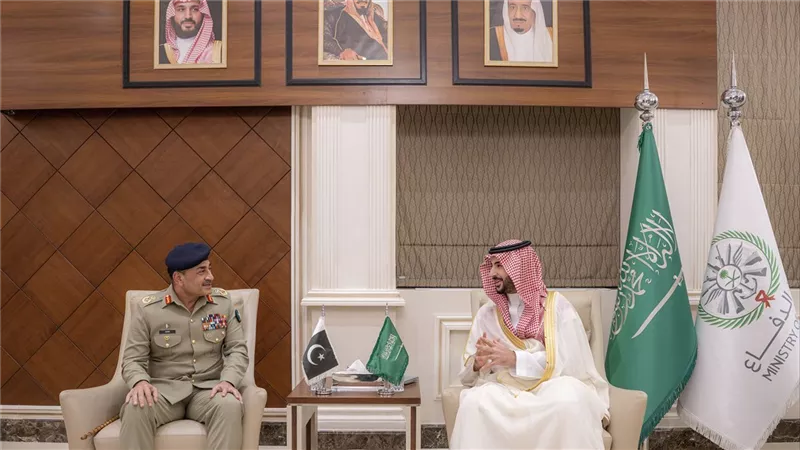 وزير الدفاع السعودي يبحث مع قائد الجيش الباكستاني الاعتداءات الإيرانية