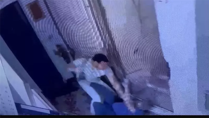 فيديو صادم..عامل يعتدى يضرب جاره بالساطور بسبب القاء القمامة