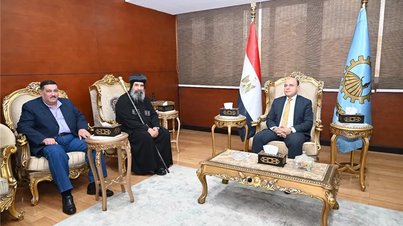محافظ الغربية يستقبل الأنبا إغناطيوس ويؤكد تعزيز قيم المحبة والوحدة الوطنية