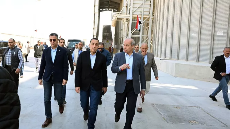 رئيس الوزراء يتفقد صومعة عتاقة بالسويس للاطمئنان على كفاءة منظومة تخزين القمح