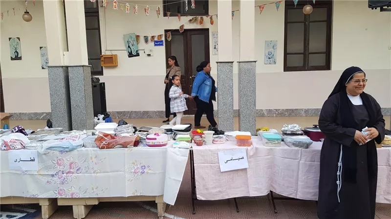 مائدة تجمع القلوب قبل الطعام.. إفطار مشترك لطالبات الفرنسيسكان بالأقصر 