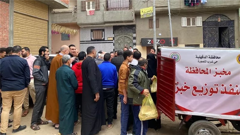 محافظ الدقهلية يوجه بتوزيع الخبز لأهالي عزبة النهضة والهويس بواسطة التروسيكلات