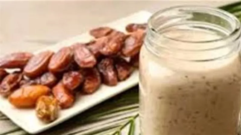 اشربيه في رمضان.. طريقة عمل سموذي التمر والقرفة ينعش جسمك 	