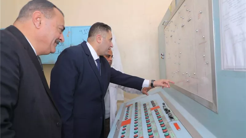محافظ دمياط يتفقد مطحن السادات بالسيالة ويتابع منظومة طحن القمح وإنتاج الدقيق 