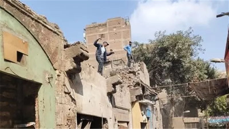 حي عابدين يهدم «وكالة تراثية» عمرها 200 عامًا |صور 